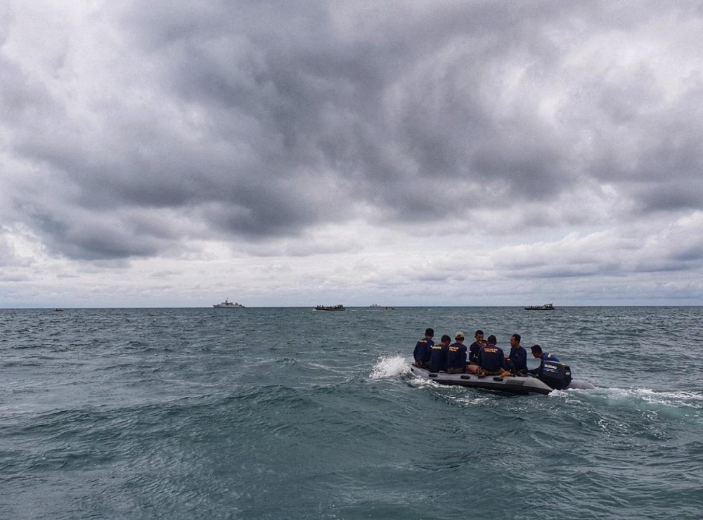 Martor la prăbuşirea avionului în Indonezia: Am văzut cum cădea şi apoi a explodat. Mare minune că nu m-a lovit